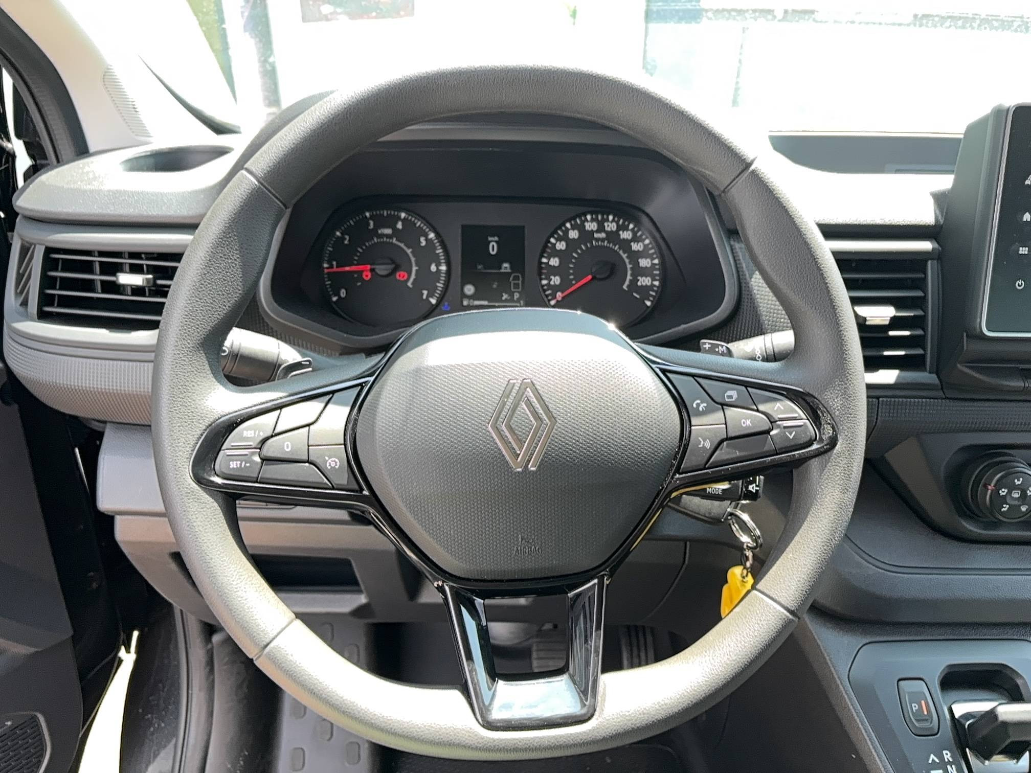 Vente en ligne Renault Trafic Cabine Approfondie TRAFIC CA BLUE DCI 170 L2H1 3T AUTO au prix de 38 990 €
