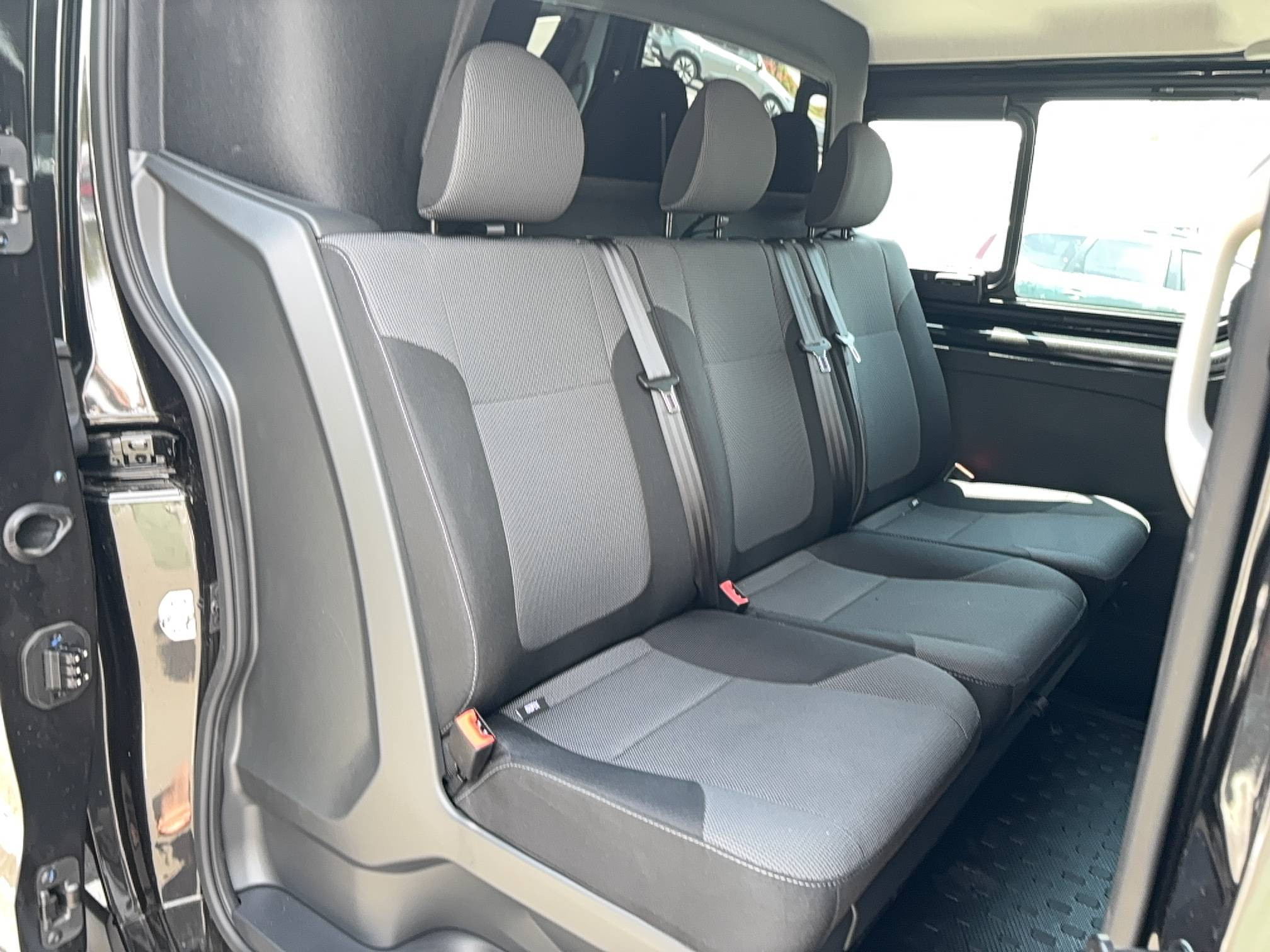 Vente en ligne Renault Trafic Cabine Approfondie TRAFIC CA BLUE DCI 170 L2H1 3T AUTO au prix de 38 990 €