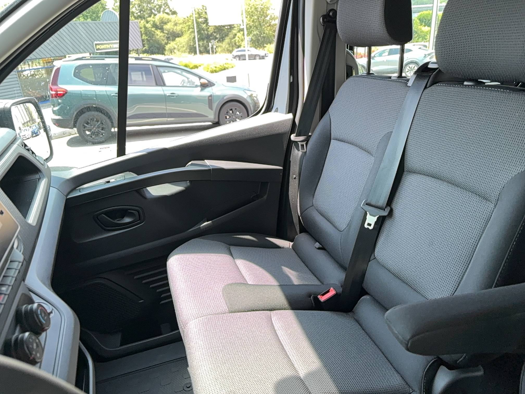 Vente en ligne Renault Trafic Cabine Approfondie TRAFIC CA BLUE DCI 170 L2H1 3T AUTO au prix de 38 990 €