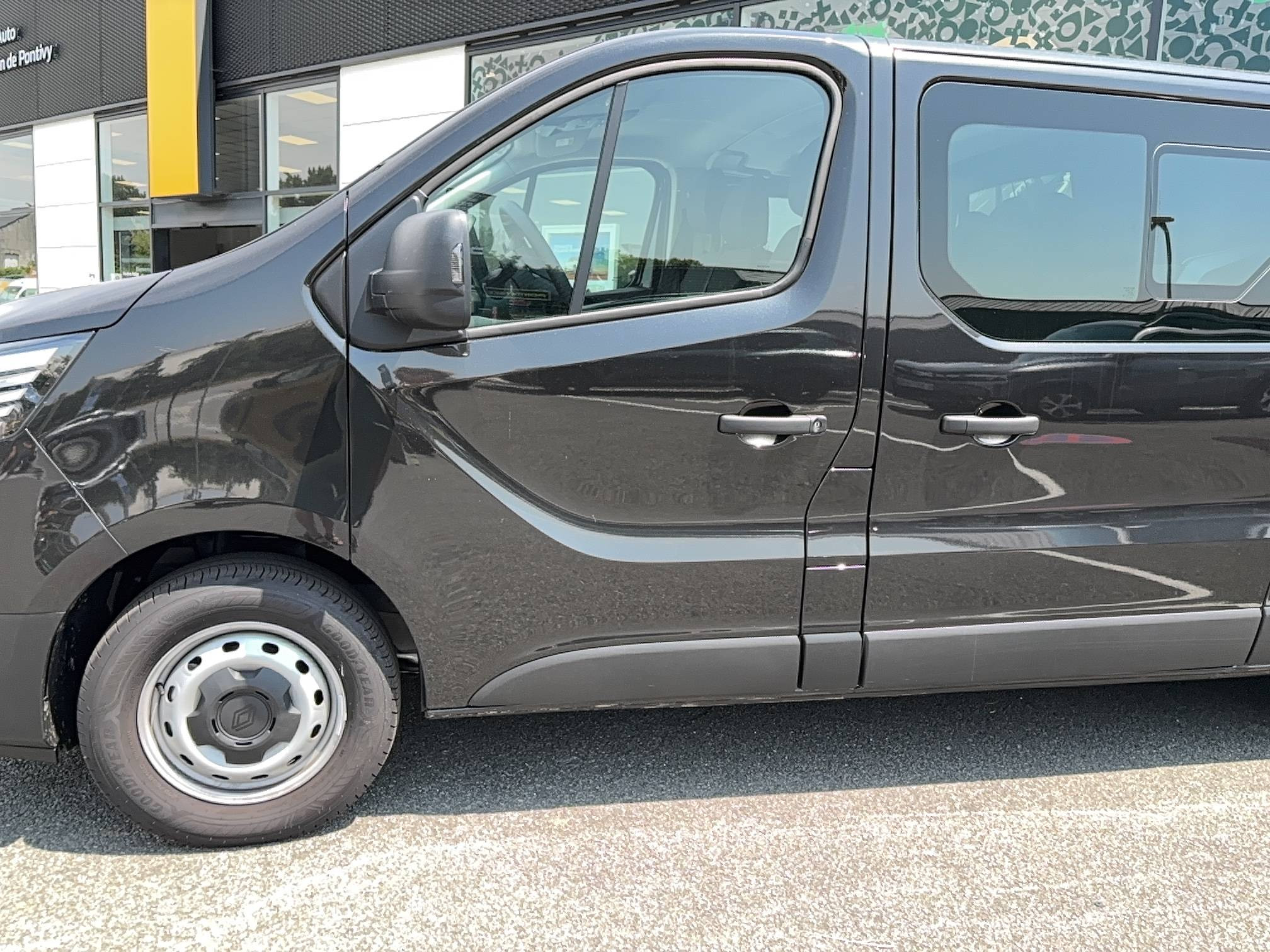 Vente en ligne Renault Trafic Cabine Approfondie TRAFIC CA BLUE DCI 170 L2H1 3T AUTO au prix de 38 990 €