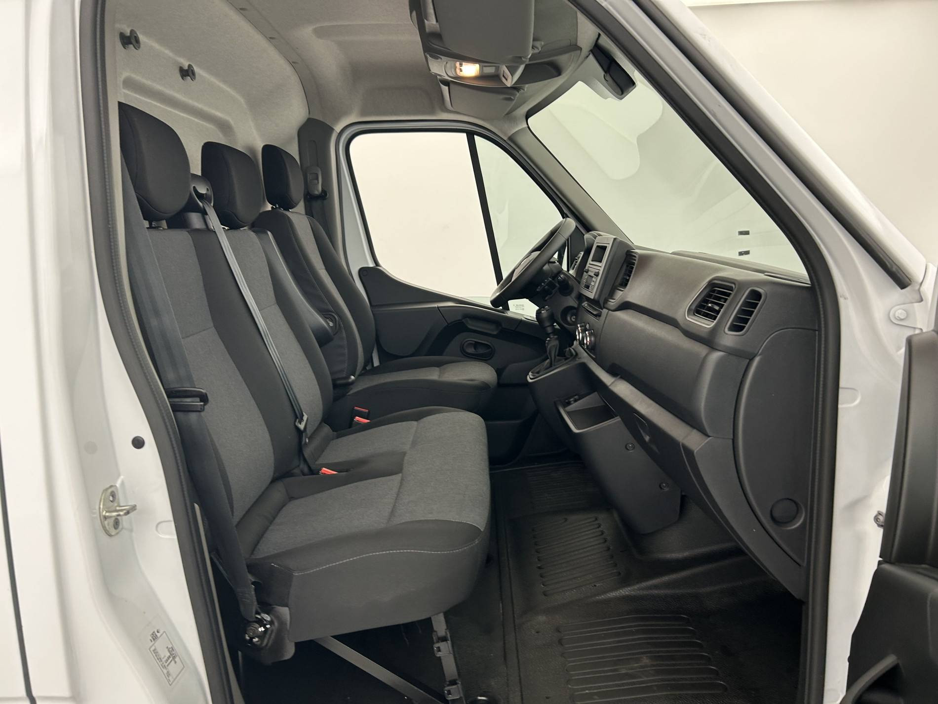 Vente en ligne Renault Master Fourgon MASTER CA TRAC F3500 L2H2 BLUE DCI 135 au prix de 24 990 €