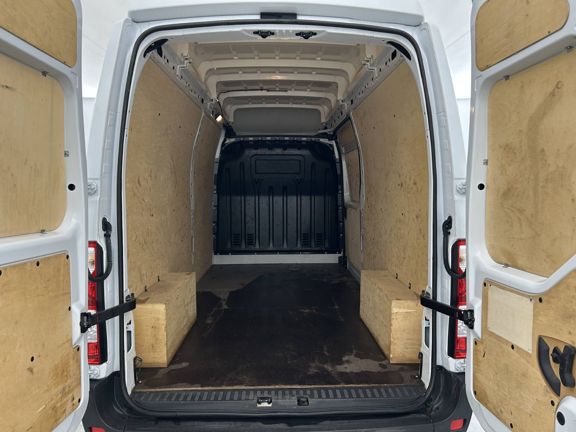 Vente en ligne Renault Master Fourgon MASTER CA TRAC F3500 L2H2 BLUE DCI 135 au prix de 24 990 €