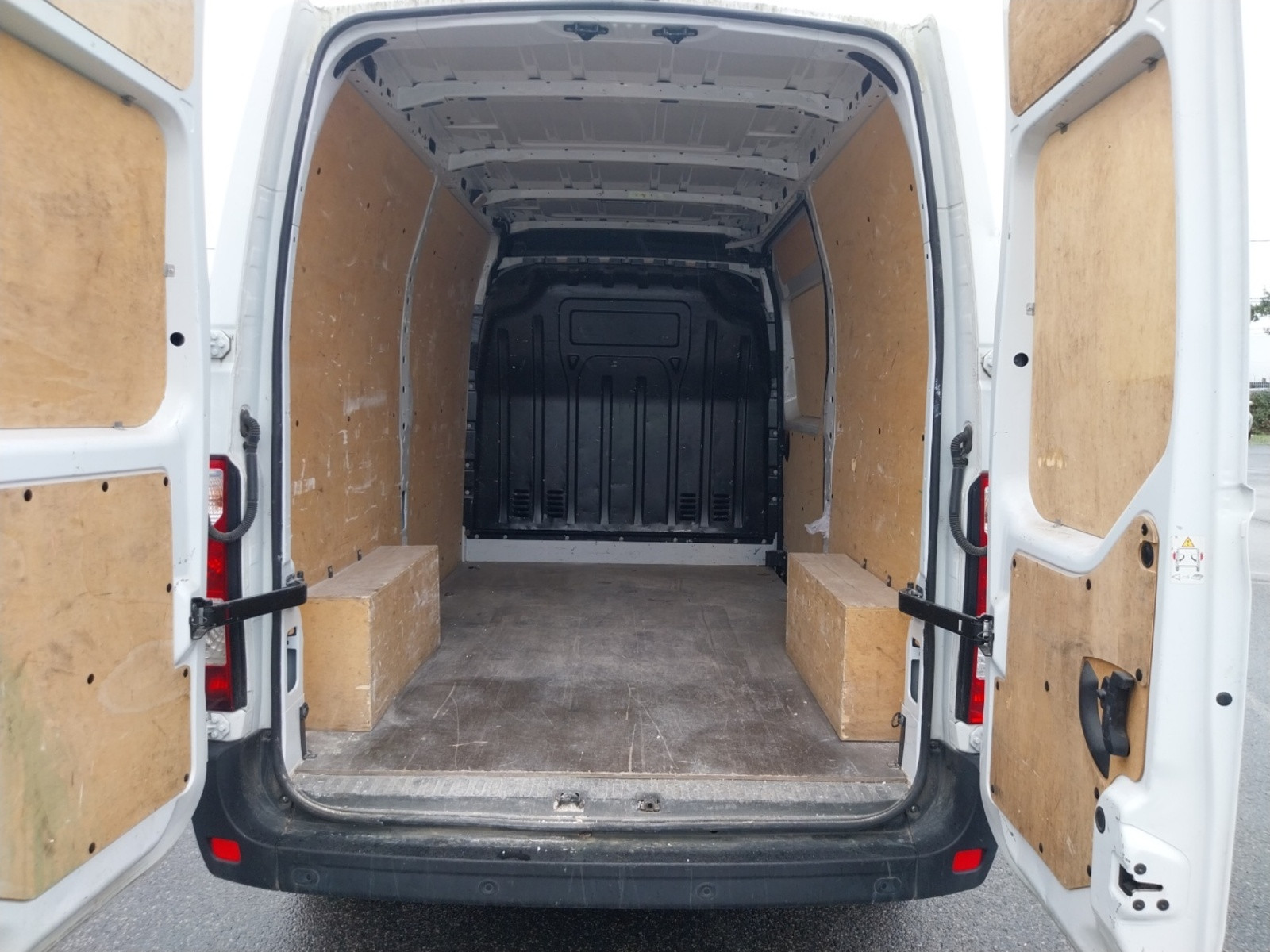 Vente en ligne Renault Master Fourgon MASTER FGN TRAC F3500 L2H2 BLUE DCI 135 au prix de 20 990 €