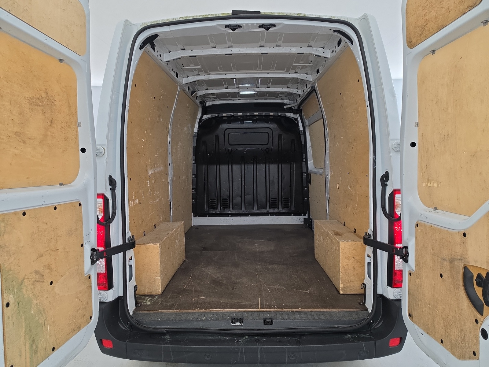 Vente en ligne Renault Master Fourgon MASTER FGN TRAC F3500 L2H2 BLUE DCI 135 au prix de 20 990 €