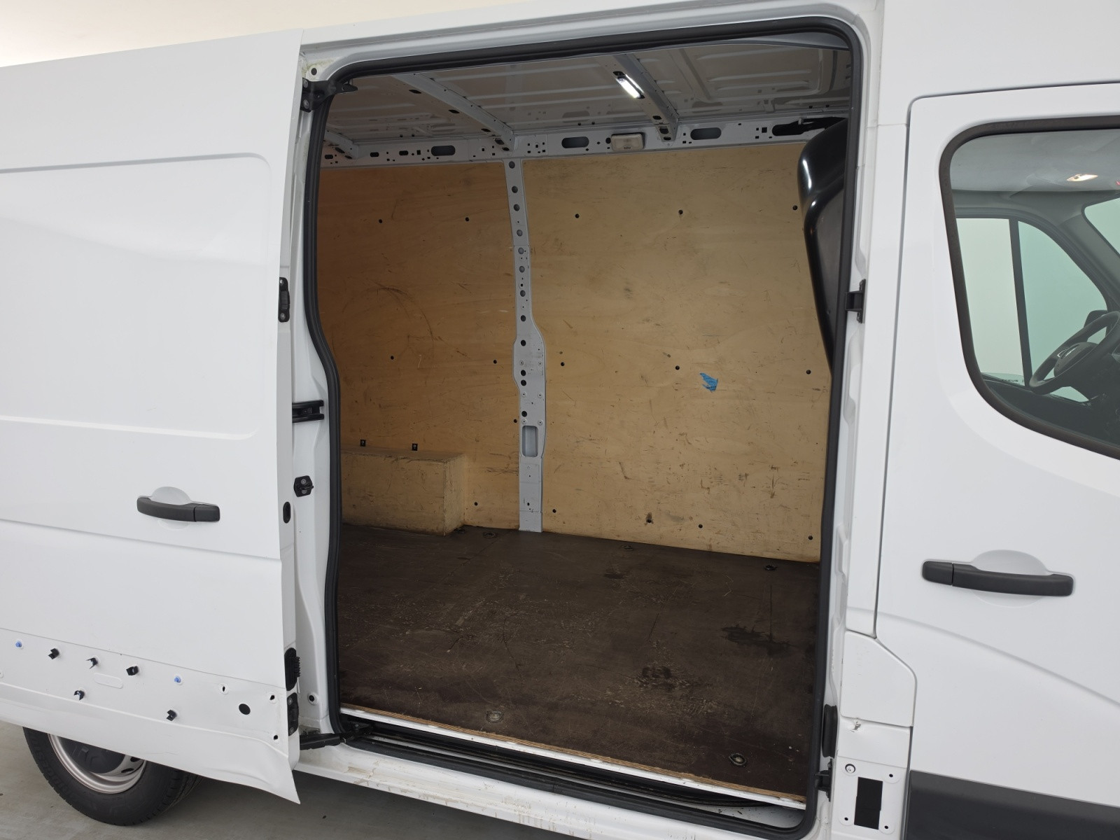 Vente en ligne Renault Master Fourgon MASTER FGN TRAC F3500 L2H2 BLUE DCI 135 au prix de 20 990 €