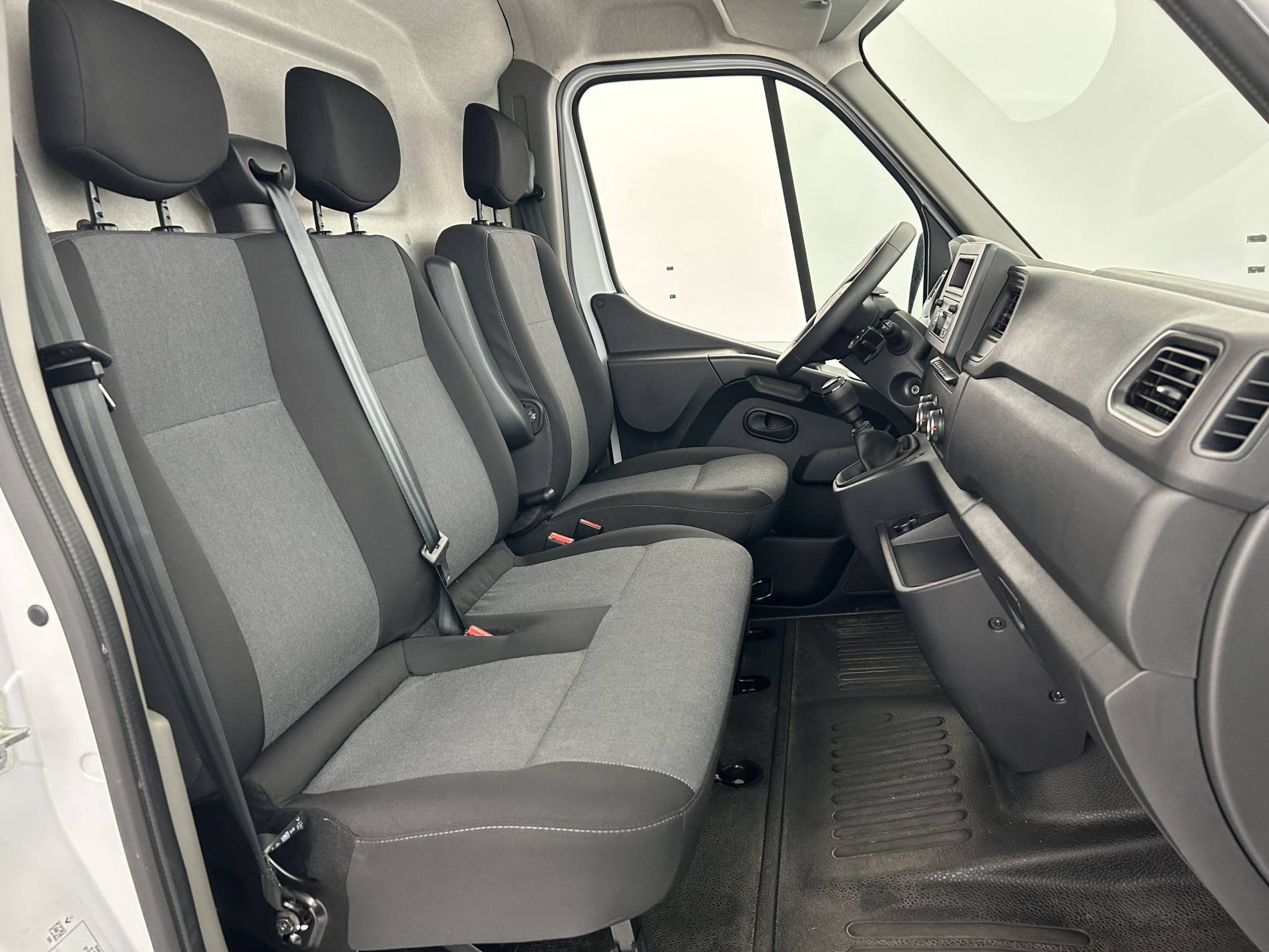 Vente en ligne Renault Master Fourgon MASTER FGN TRAC F3500 L2H2 BLUE DCI 135 au prix de 22 990 €