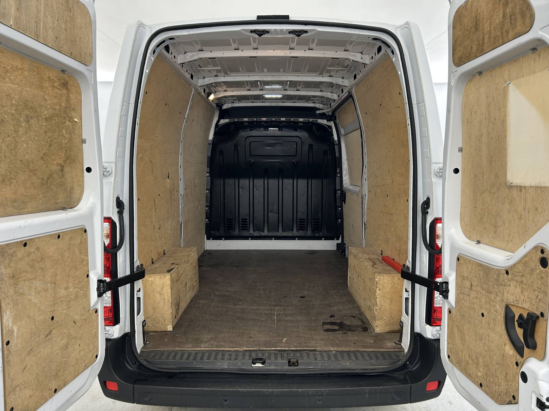 Vente en ligne Renault Master Fourgon MASTER FGN TRAC F3500 L2H2 BLUE DCI 135 au prix de 22 990 €