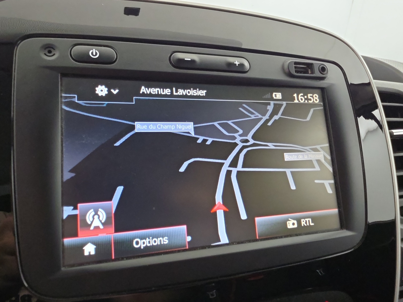 Vente en ligne Renault Trafic 3 Fourgon TRAFIC FGN L2H1 1300 KG DCI 95 au prix de 14 990 €