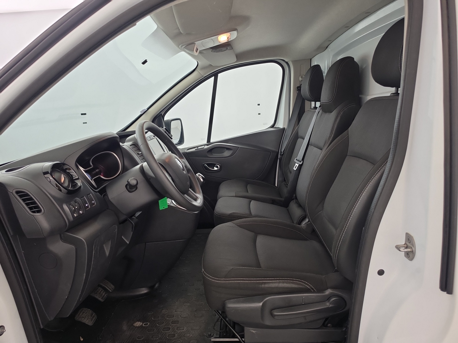 Vente en ligne Renault Trafic 3 Fourgon TRAFIC FGN L2H1 1300 KG DCI 95 au prix de 14 990 €