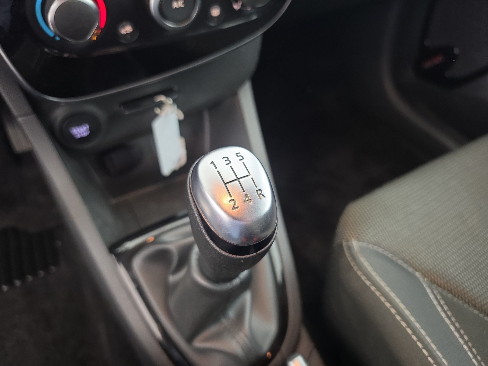 Vente en ligne Renault Clio 4 Clio TCe 75 E6C au prix de 10 590 €