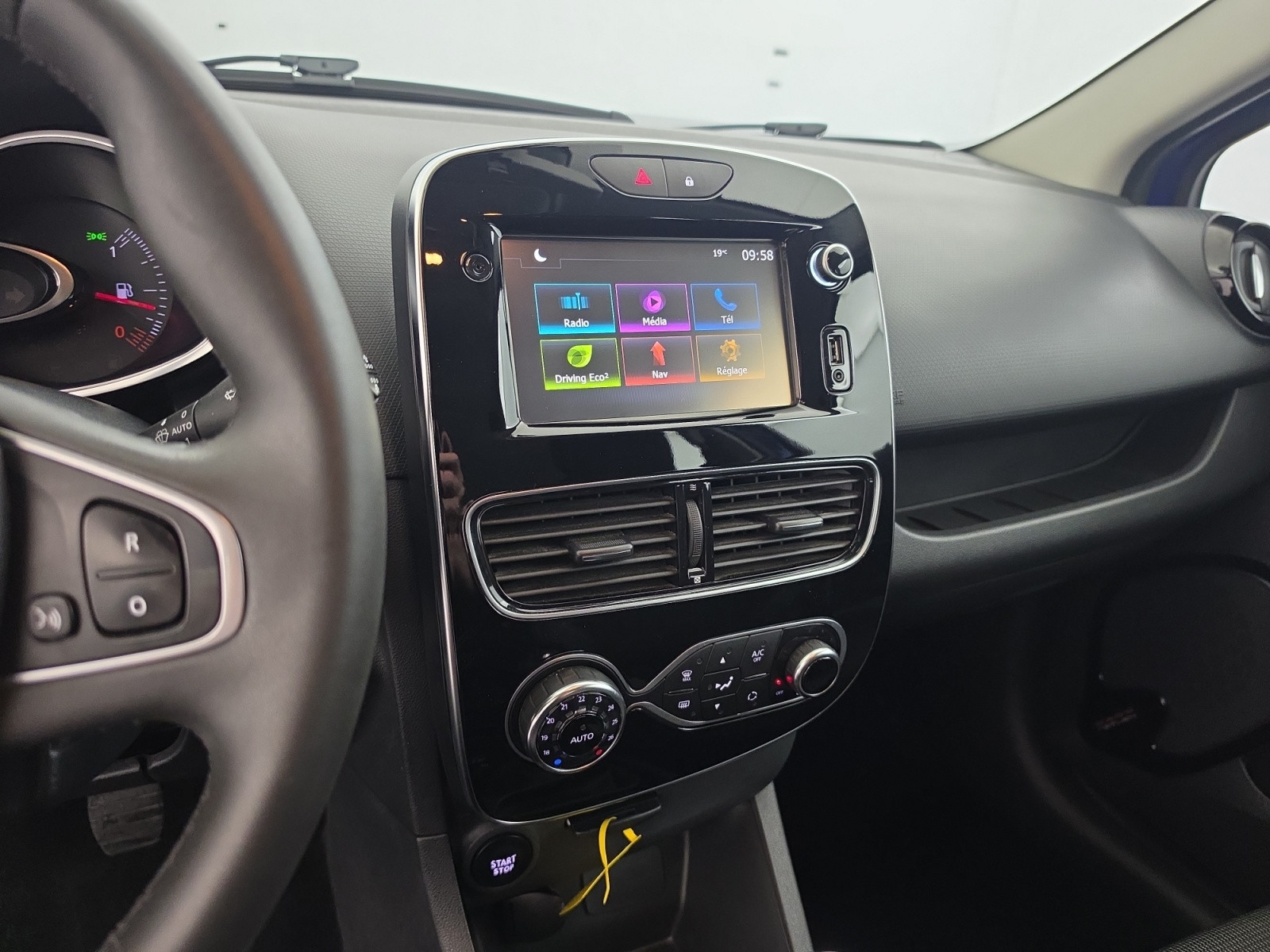 Vente en ligne Renault Clio 4 Estate Clio Estate dCi 90 Energy eco2 82g au prix de 9 890 €