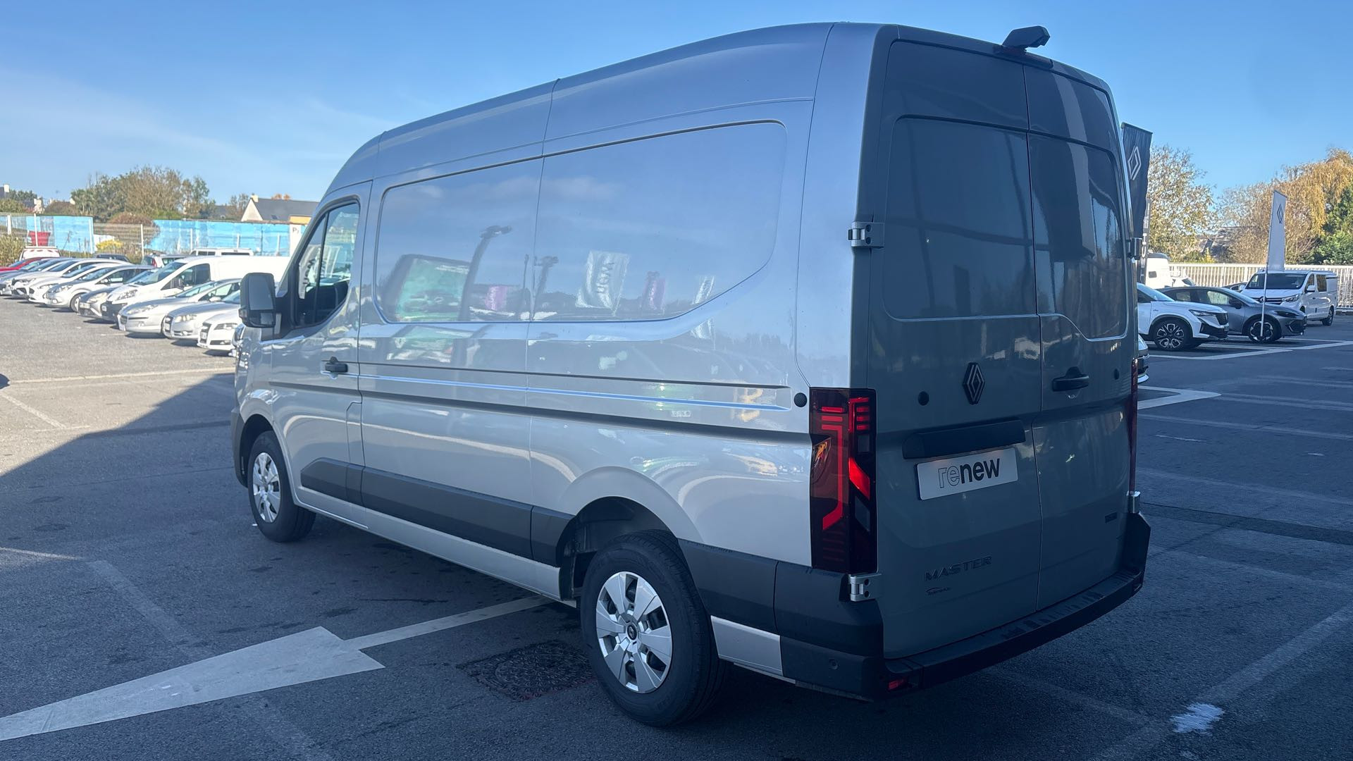 Vente en ligne Renault Master E-Tech MASTER ELECTRIQUE FG GRANDE AUTONOMIE L2H2 3T5 au prix de 56 990 €