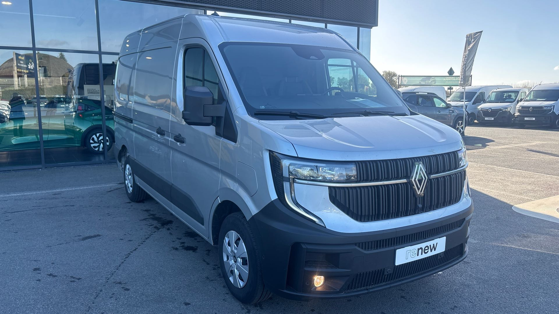 Vente en ligne Renault Master E-Tech MASTER ELECTRIQUE FG GRANDE AUTONOMIE L2H2 3T5 au prix de 56 990 €