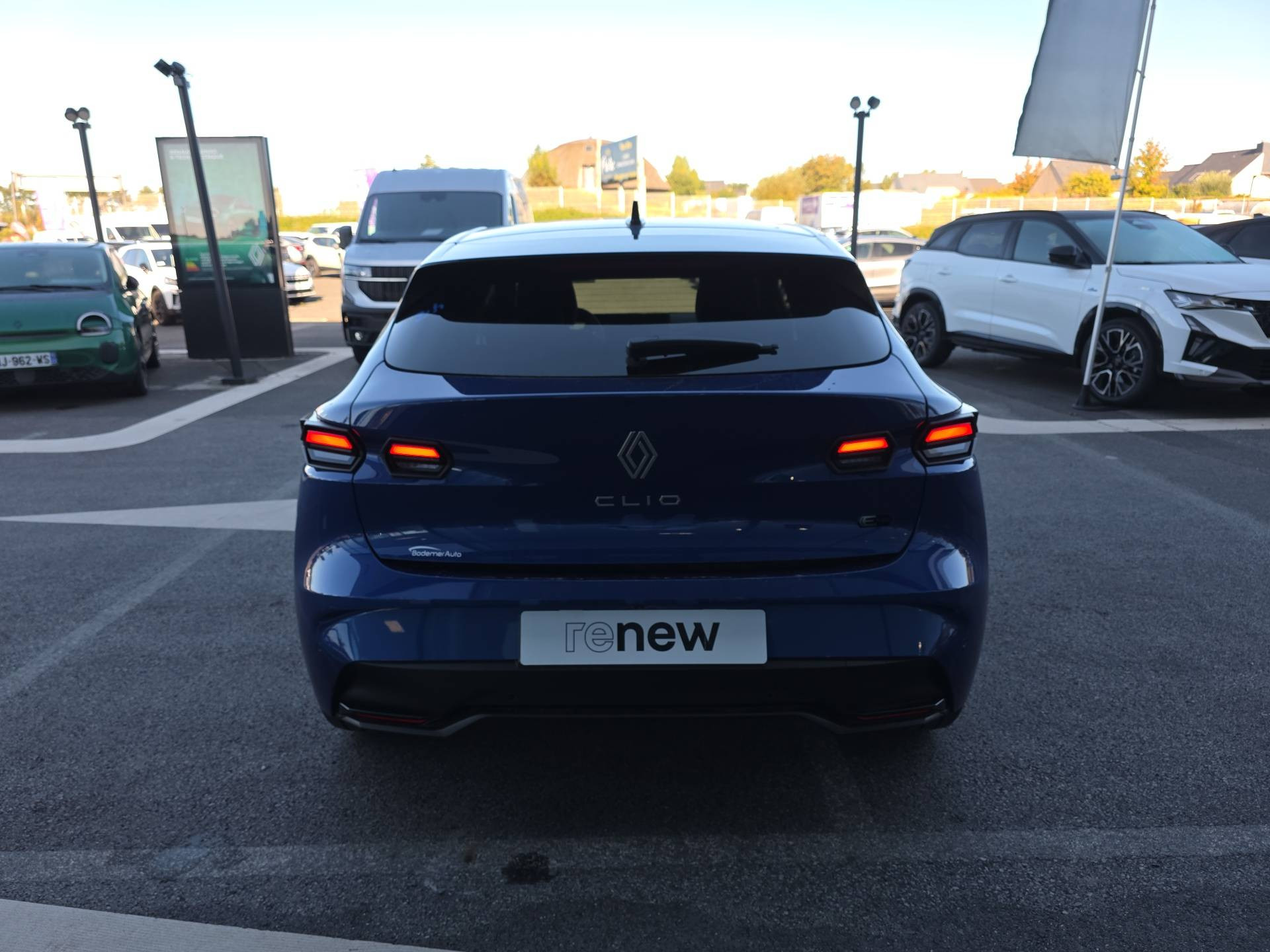 Vente en ligne Renault Clio 6 Clio E-Tech full hybrid 160 ch au prix de 25 490 €