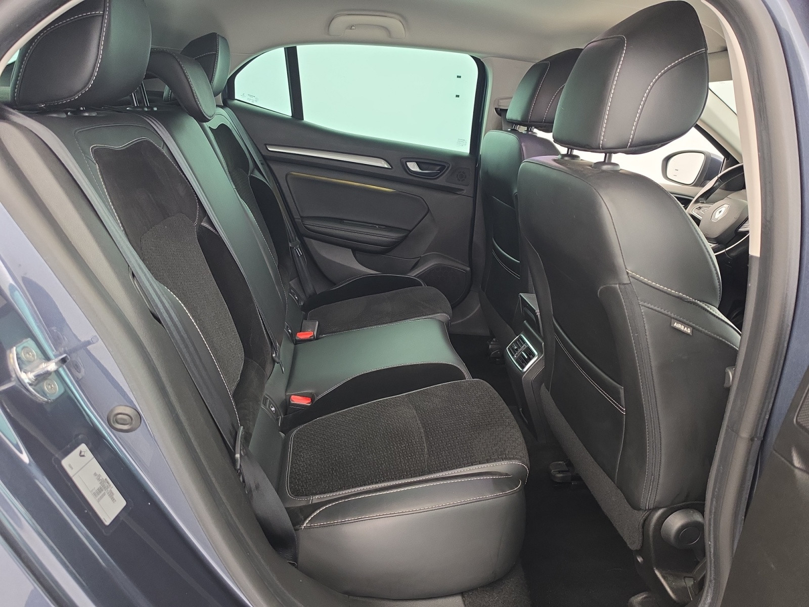 Vente en ligne Renault Megane 4 Mégane IV Berline TCe 140 Energy EDC au prix de 13 990 €