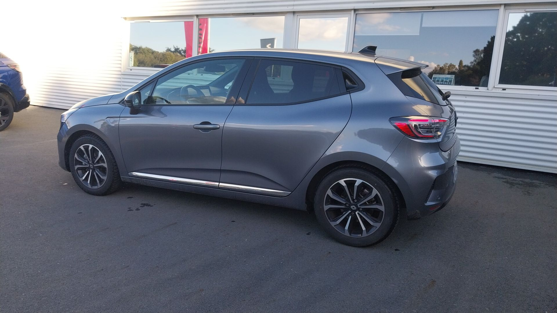 Vente en ligne Renault Clio 5 Clio E-Tech full hybrid 145 au prix de 17 990 €