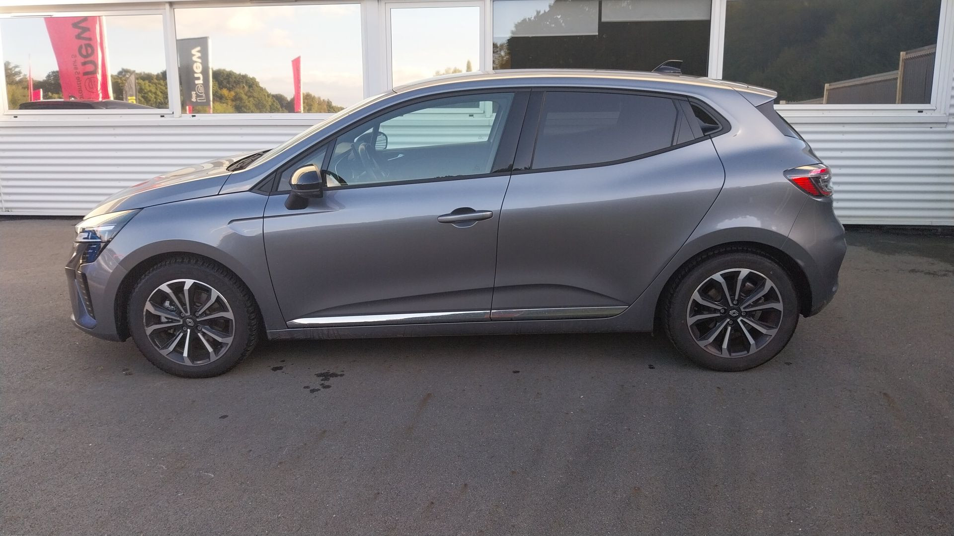 Vente en ligne Renault Clio 5 Clio E-Tech full hybrid 145 au prix de 17 990 €