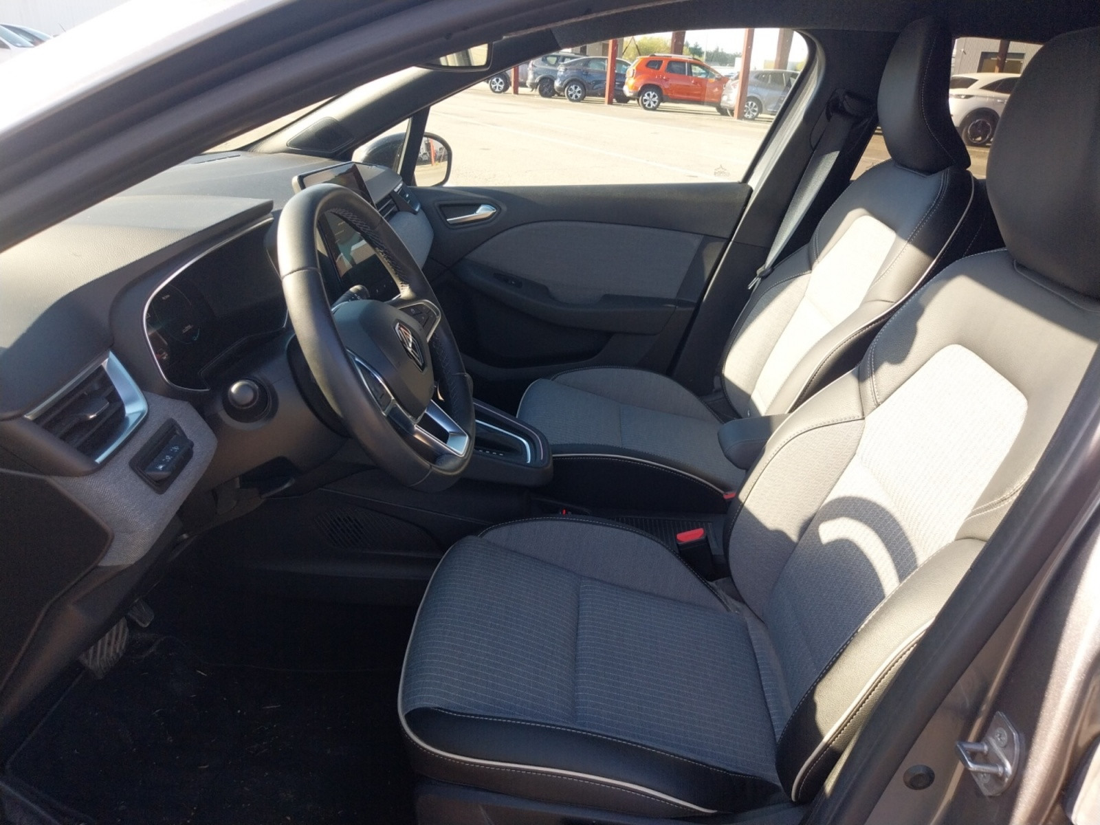 Vente en ligne Renault Clio 5 Clio E-Tech full hybrid 145 au prix de 17 990 €