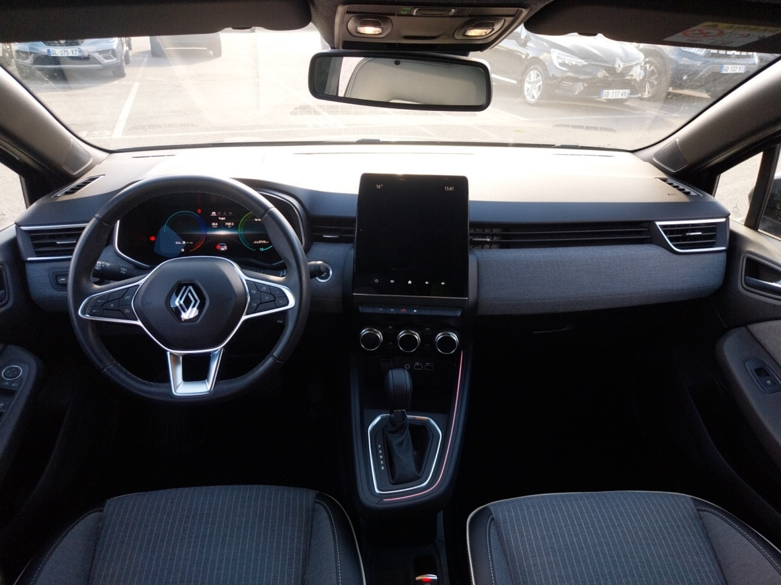 Vente en ligne Renault Clio 5 Clio E-Tech full hybrid 145 au prix de 17 990 €