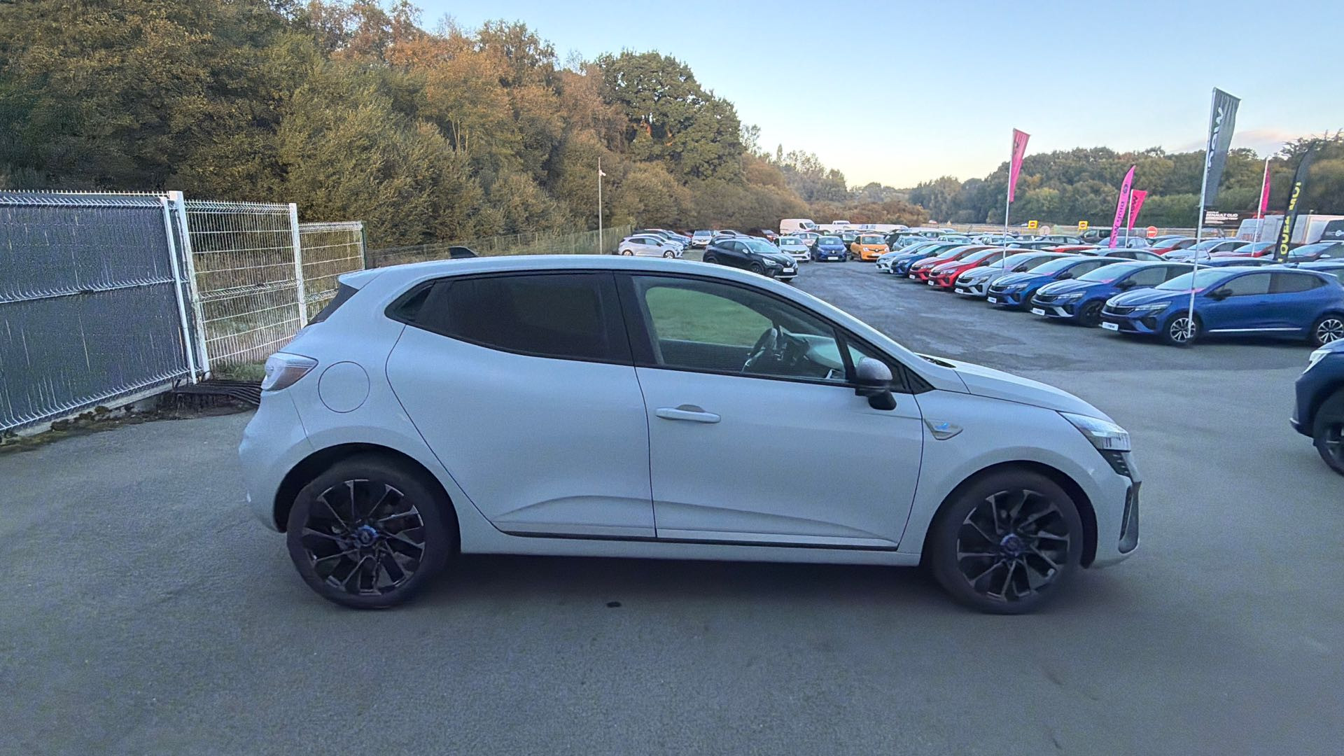 Vente en ligne Renault Clio 5 Clio TCe 90 au prix de 17 990 €
