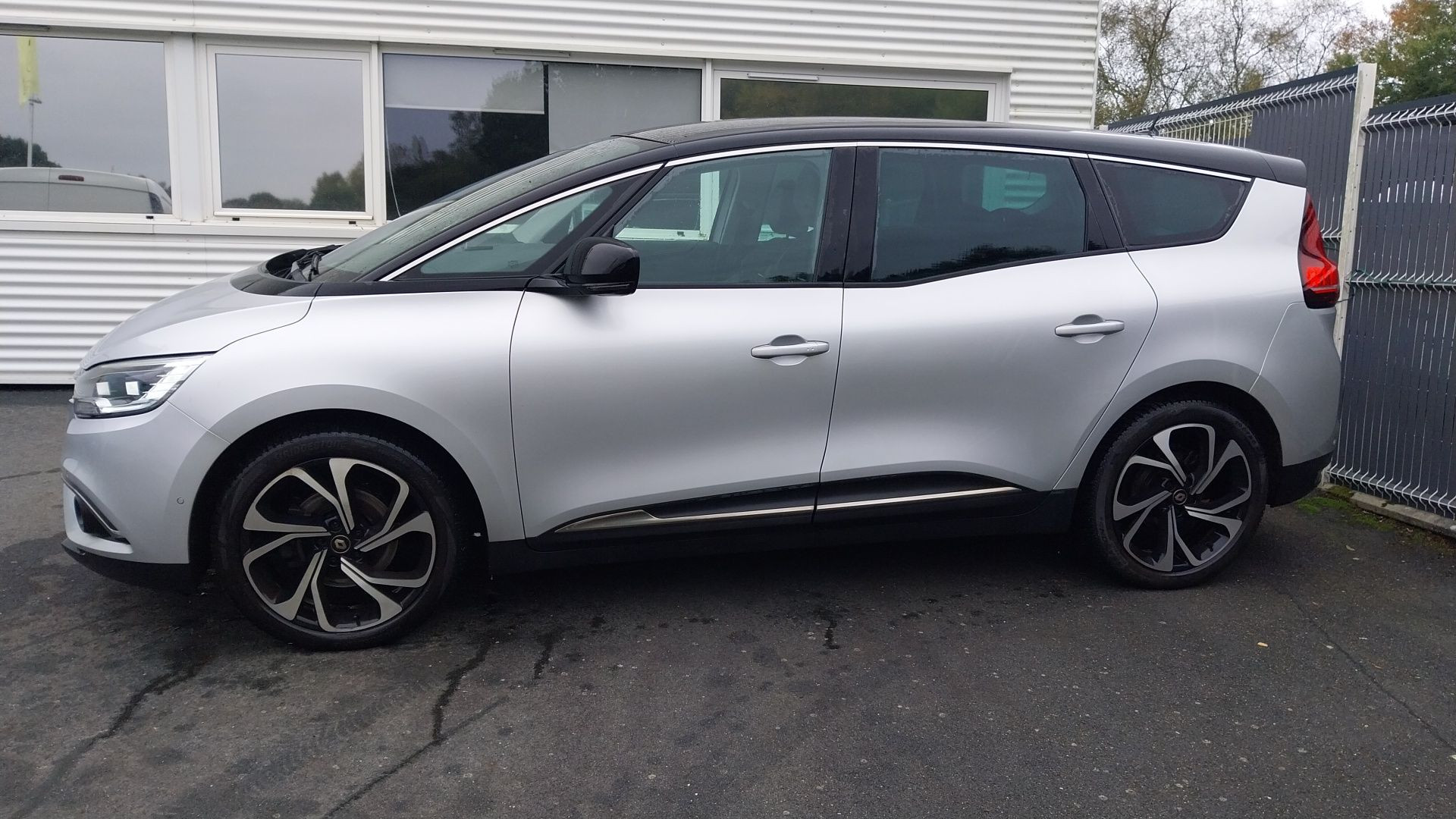 Vente en ligne Renault Grand Scenic 4 Grand Scenic Blue dCi 150 au prix de 17 990 €