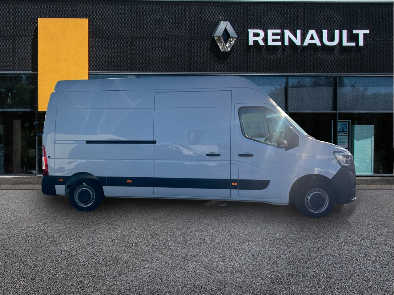 Vente en ligne Renault Master Fourgon MASTER FGN TRAC F3500 L3H3 BLUE DCI 135 au prix de 25 190 €