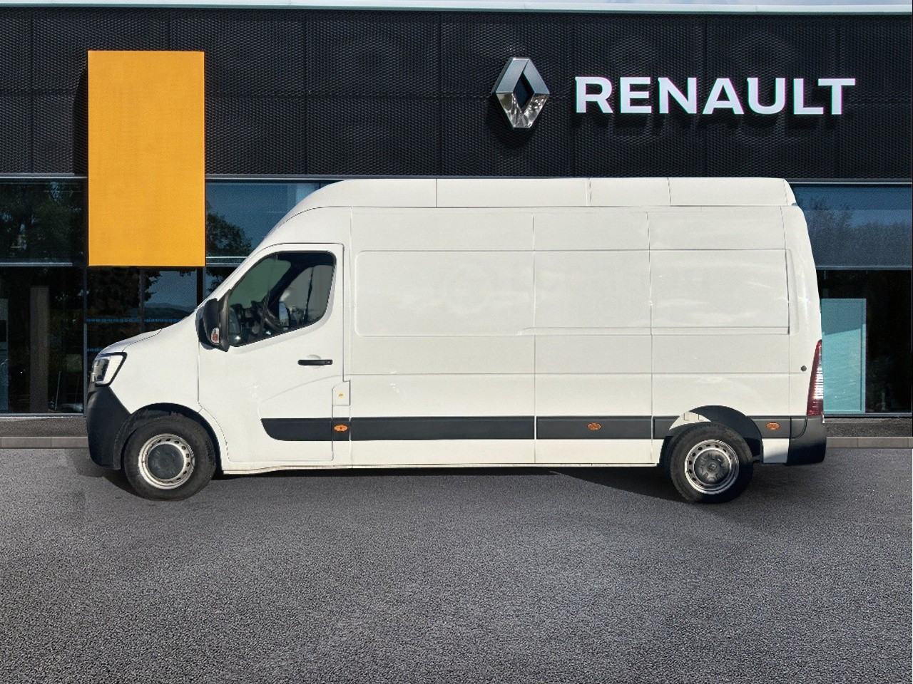 Vente en ligne Renault Master Fourgon MASTER FGN TRAC F3500 L3H3 BLUE DCI 135 au prix de 25 190 €
