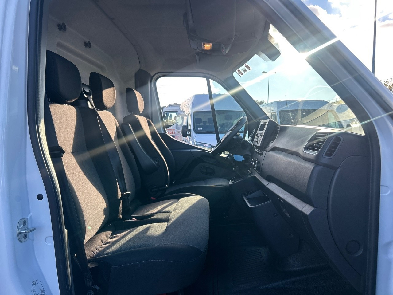 Vente en ligne Renault Master Fourgon MASTER FGN TRAC F3500 L3H3 BLUE DCI 135 au prix de 25 190 €