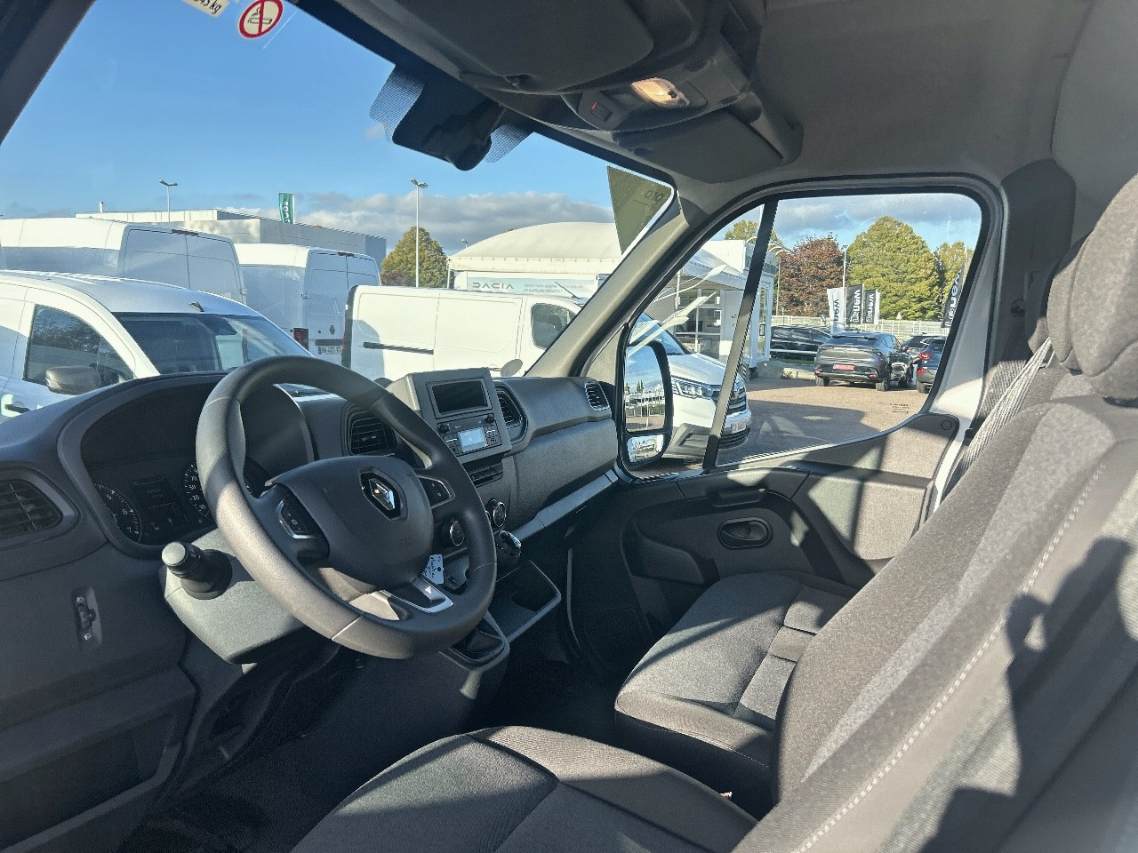 Vente en ligne Renault Master Fourgon MASTER FGN TRAC F3500 L3H3 BLUE DCI 135 au prix de 25 190 €