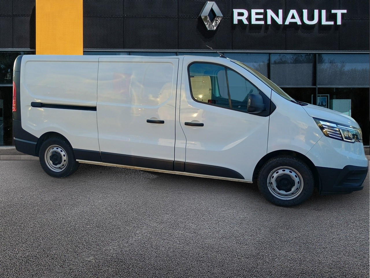 Vente en ligne Renault Trafic 3 Fourgon TRAFIC FGN L2H1 3000 KG BLUE DCI 130 au prix de 22 990 €