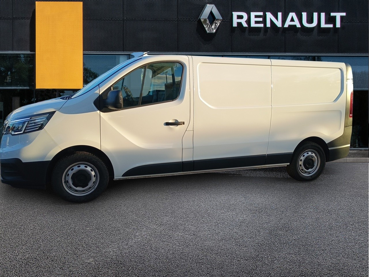 Vente en ligne Renault Trafic 3 Fourgon TRAFIC FGN L2H1 3000 KG BLUE DCI 130 au prix de 22 990 €