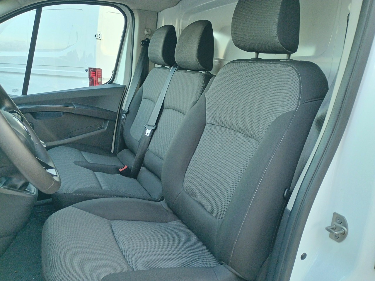 Vente en ligne Renault Trafic 3 Fourgon TRAFIC FGN L2H1 3000 KG BLUE DCI 130 au prix de 22 990 €