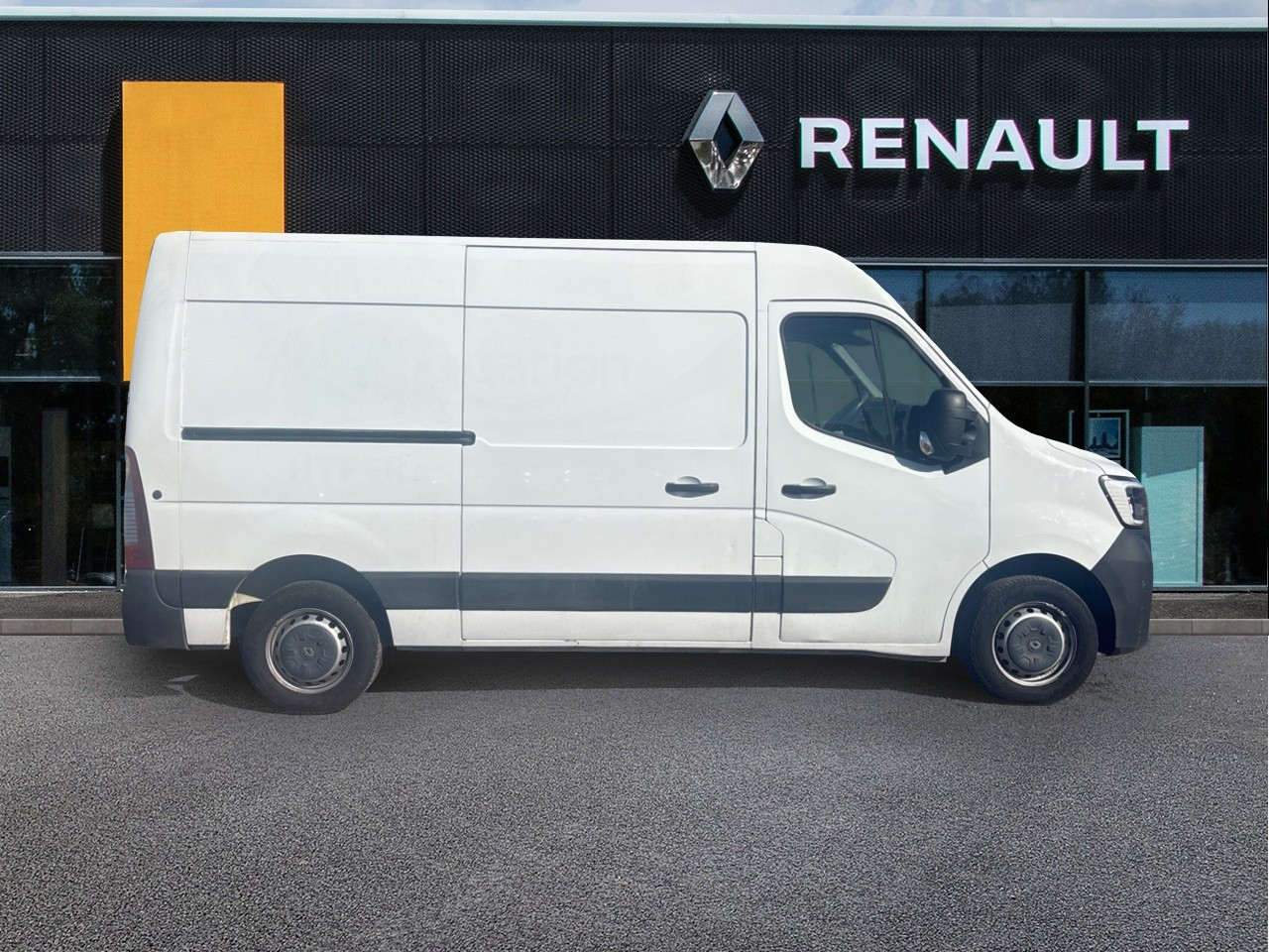Vente en ligne Renault Master Fourgon MASTER FGN TRAC F3500 L2H2 DCI 135 au prix de 18 490 €