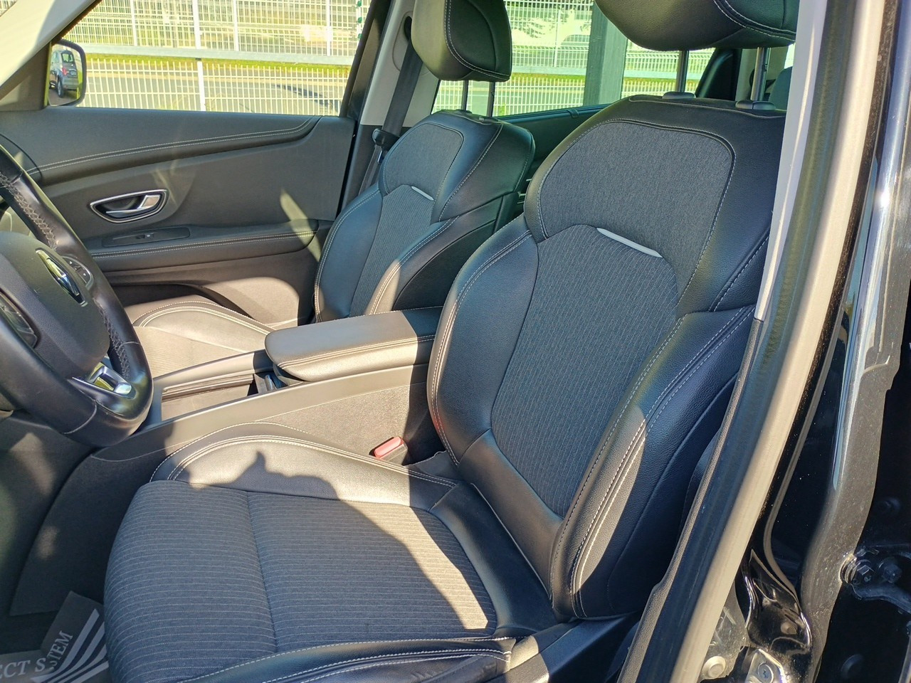 Vente en ligne Renault Grand Scenic 4 Grand Scenic TCe 140 FAP EDC - 21 au prix de 18 990 €