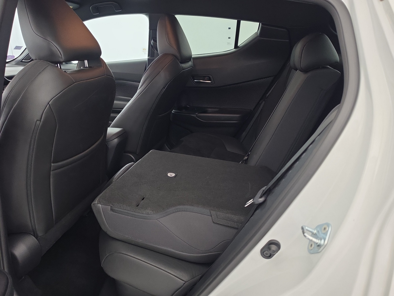Vente en ligne Toyota C-HR C-HR Hybride 2.0L au prix de 22 990 €