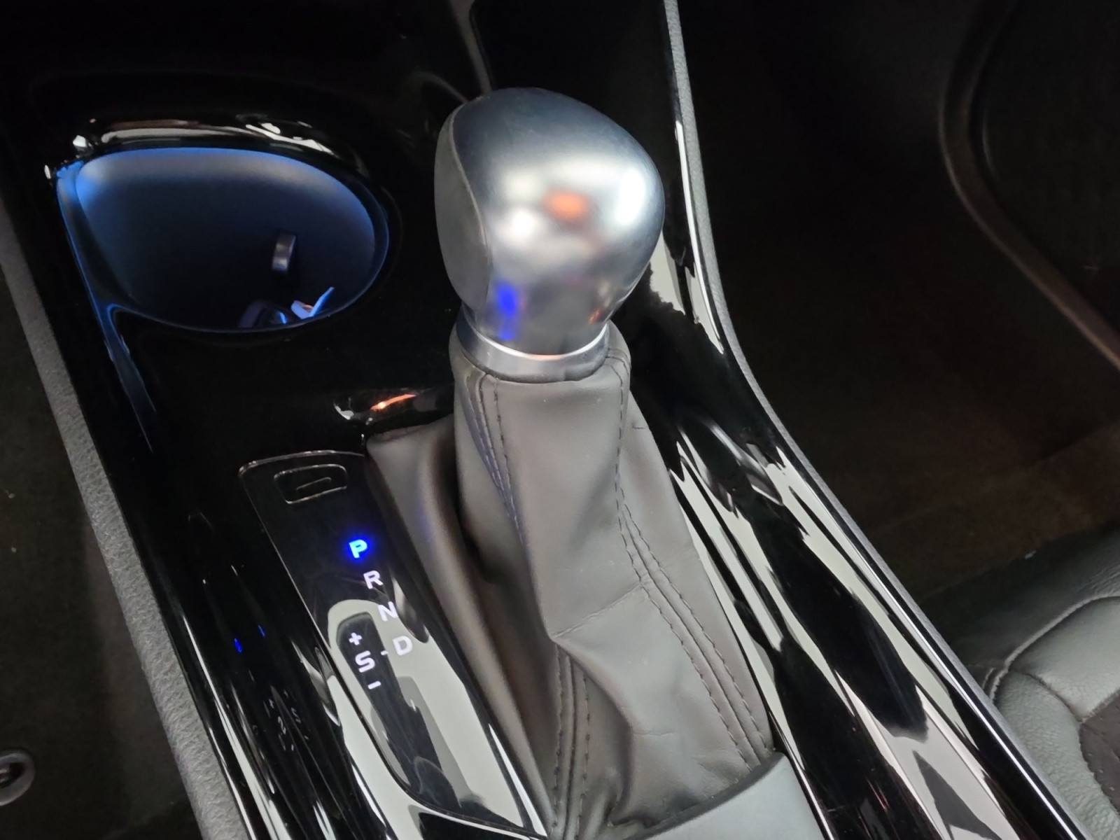 Vente en ligne Toyota C-HR C-HR Hybride 2.0L au prix de 22 990 €