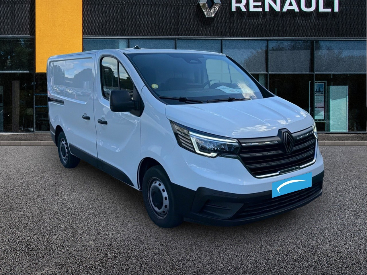 Vente en ligne Renault Trafic 3 Fourgon TRAFIC FG BLUE DCI 130 L1H1 2T8 GSR2 au prix de 23 990 €