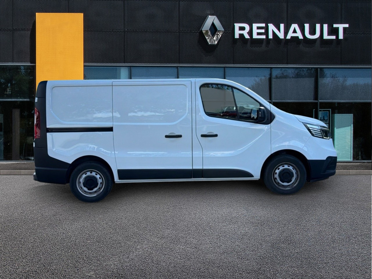 Vente en ligne Renault Trafic 3 Fourgon TRAFIC FG BLUE DCI 130 L1H1 2T8 GSR2 au prix de 23 990 €