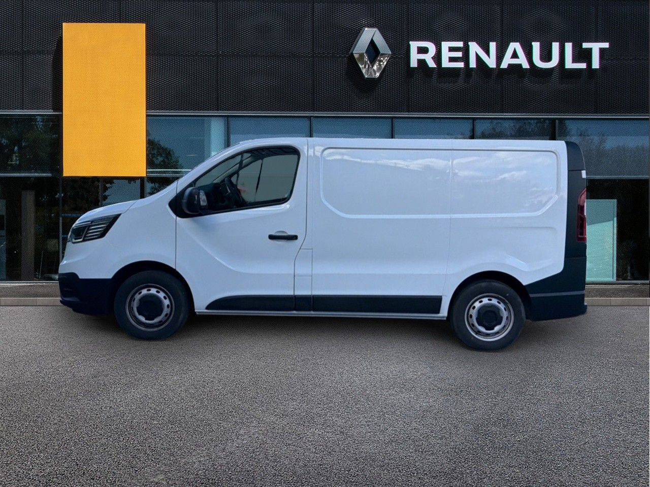 Vente en ligne Renault Trafic 3 Fourgon TRAFIC FG BLUE DCI 130 L1H1 2T8 GSR2 au prix de 23 990 €