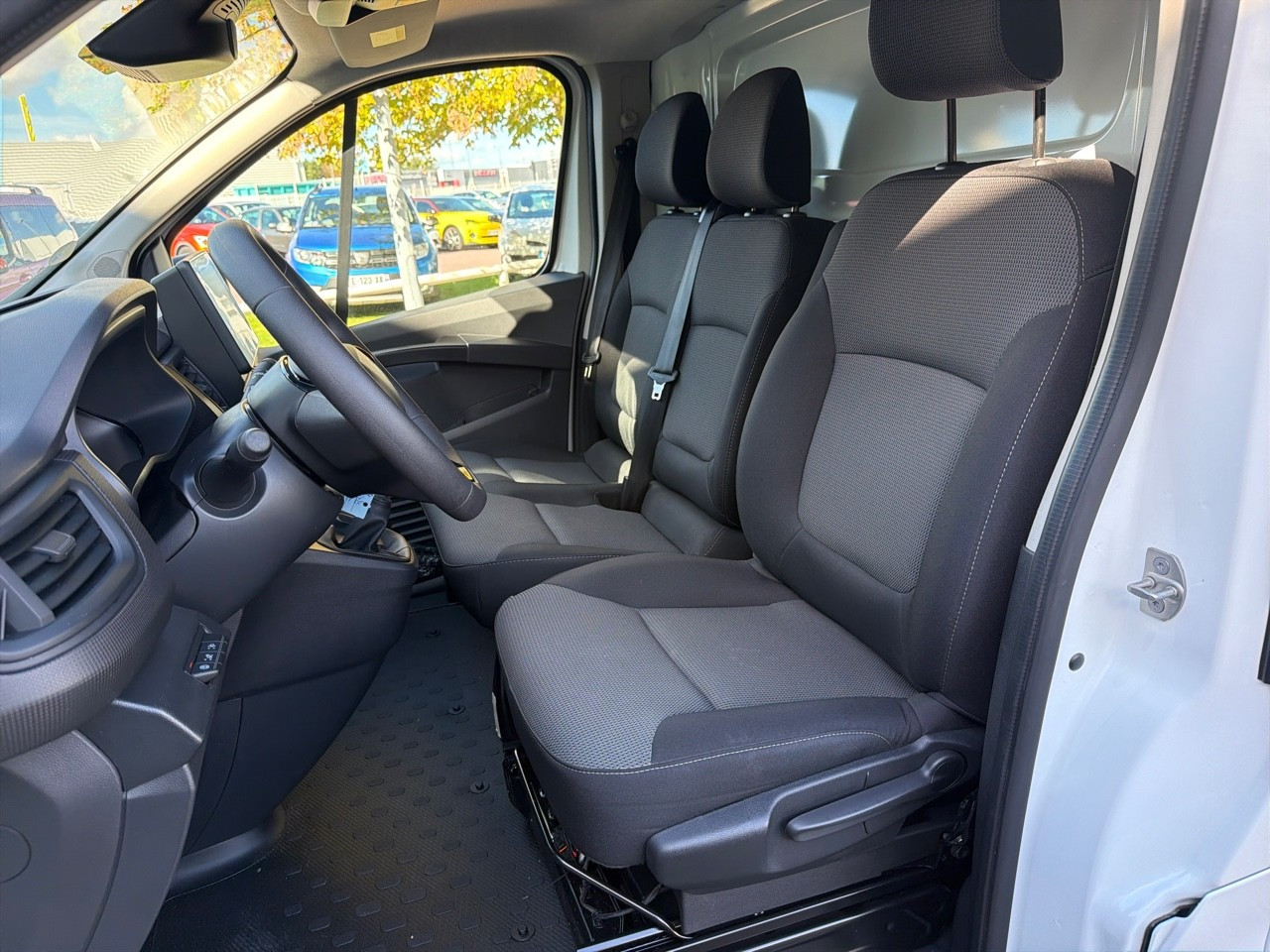 Vente en ligne Renault Trafic 3 Fourgon TRAFIC FG BLUE DCI 130 L1H1 2T8 GSR2 au prix de 23 990 €