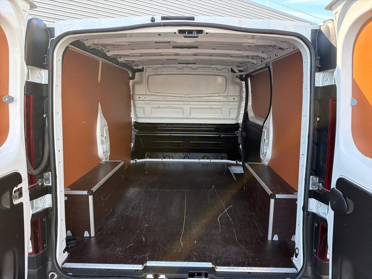 Vente en ligne Renault Trafic 3 Fourgon TRAFIC FG BLUE DCI 130 L1H1 2T8 GSR2 au prix de 23 990 €