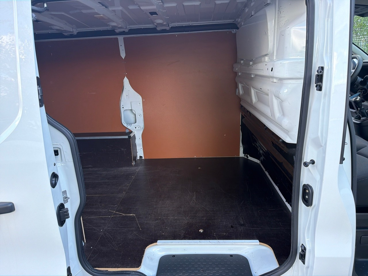 Vente en ligne Renault Trafic 3 Fourgon TRAFIC FG BLUE DCI 130 L1H1 2T8 GSR2 au prix de 23 990 €