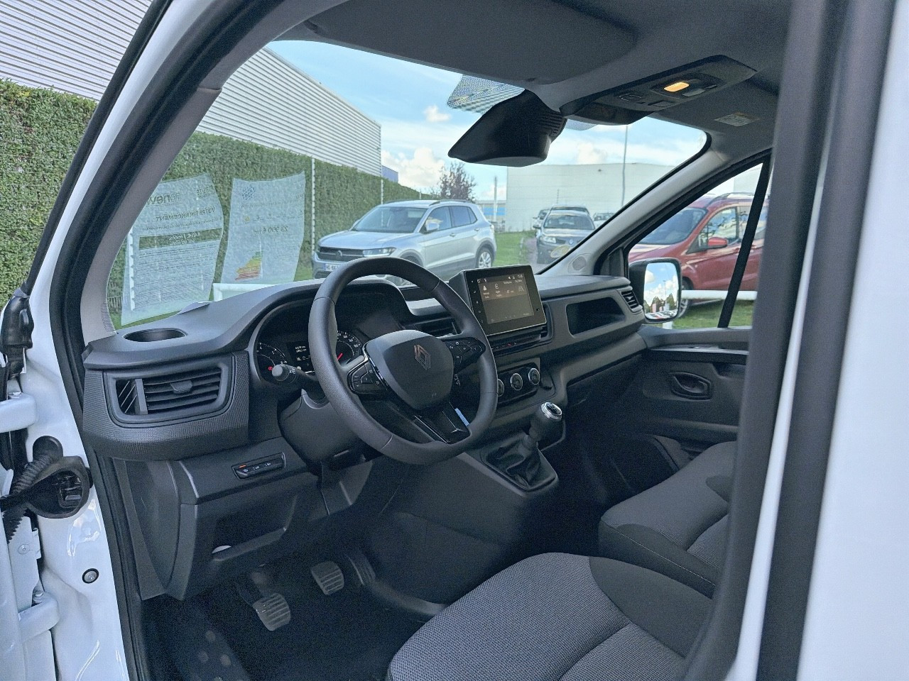 Vente en ligne Renault Trafic 3 Fourgon TRAFIC FG BLUE DCI 130 L1H1 2T8 GSR2 au prix de 23 990 €