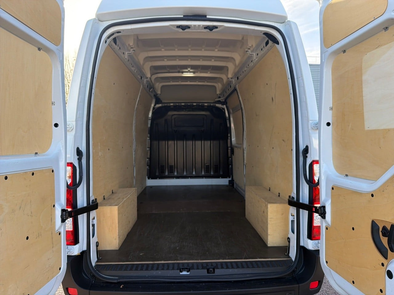 Vente en ligne Renault Master Fourgon MASTER FGN TRAC F3500 L3H3 BLUE DCI 135 au prix de 24 290 €