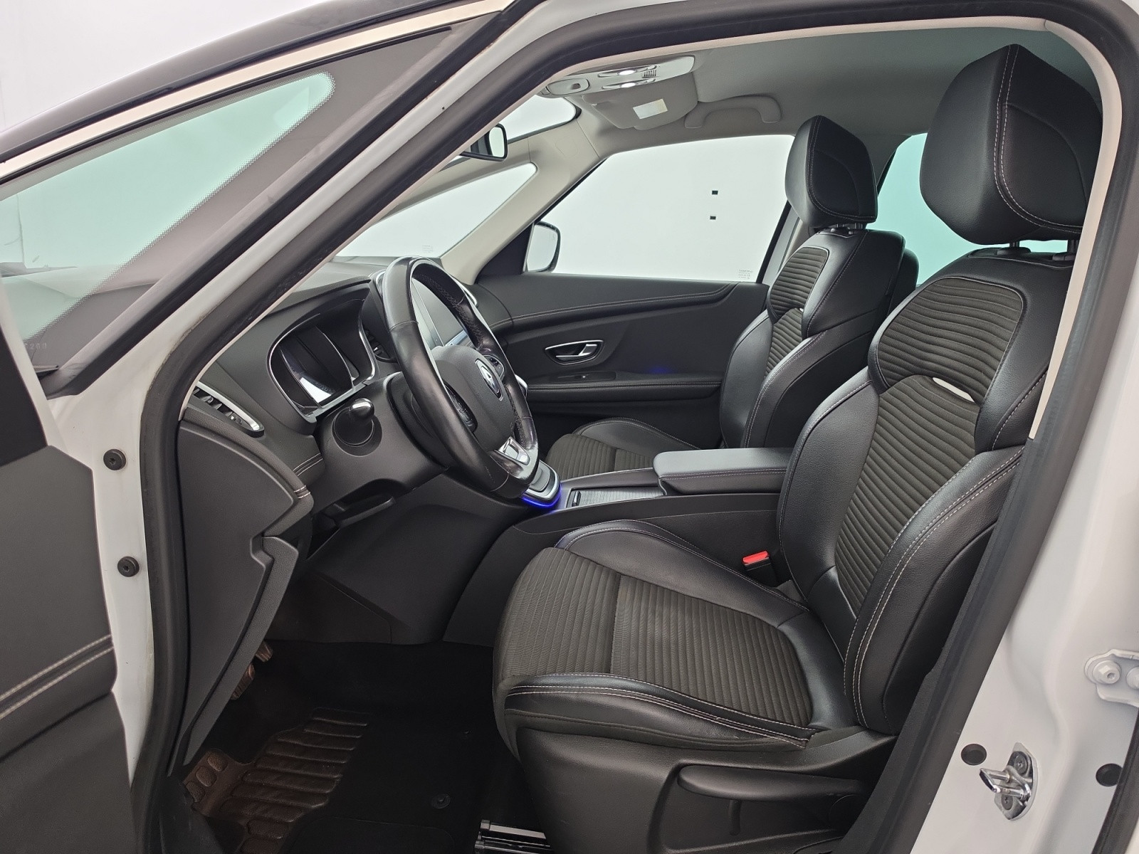 Vente en ligne Renault Scenic 4 Scenic Blue dCi 120 EDC au prix de 14 990 €