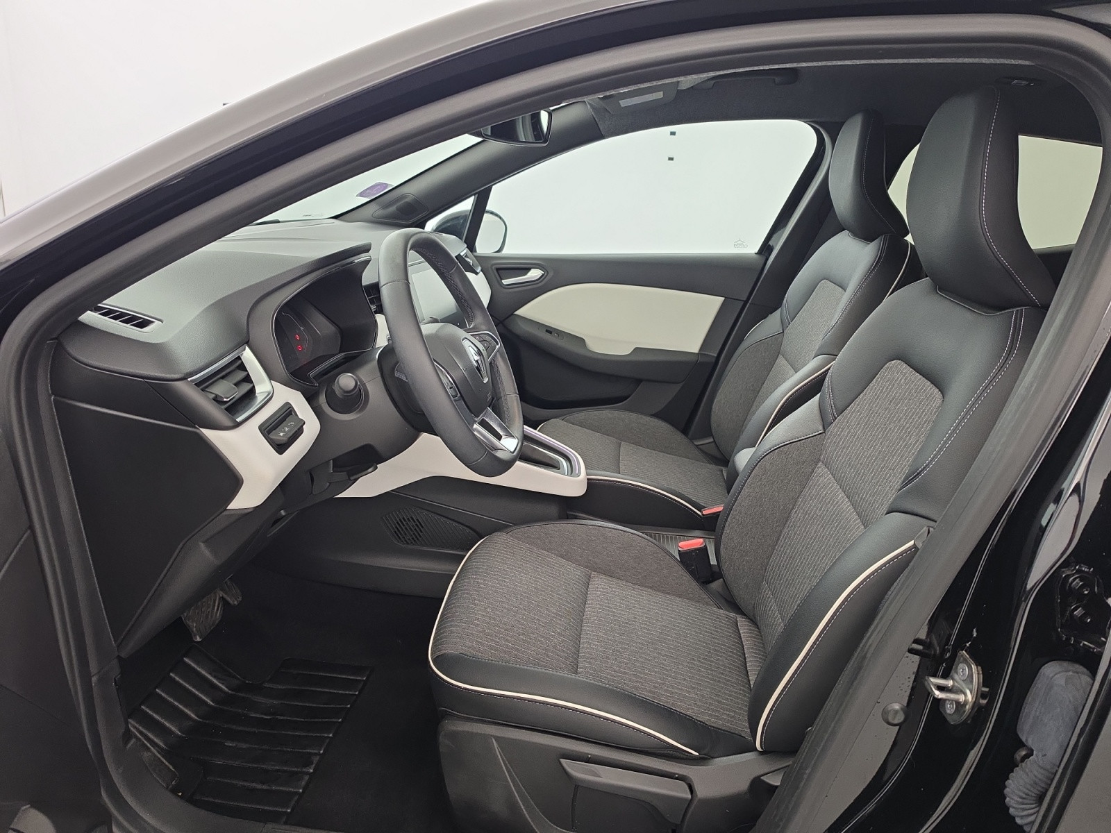 Vente en ligne Renault Clio 5 Clio E-Tech full hybrid 145 au prix de 17 390 €