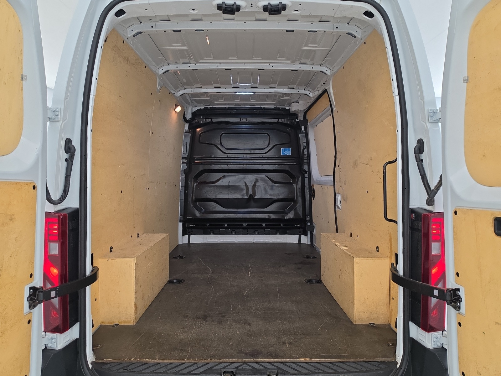 Vente en ligne Renault Master Fourgon MASTER FG BLUE DCI 130 L2H2 3T5 TR au prix de 28 990 €