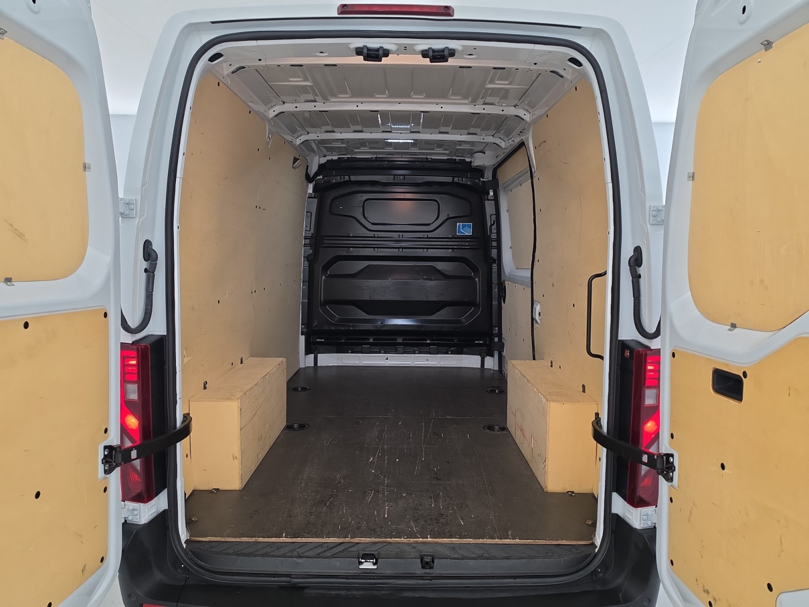 Vente en ligne Renault Master Fourgon MASTER FG BLUE DCI 130 L2H2 3T5 TR au prix de 28 990 €