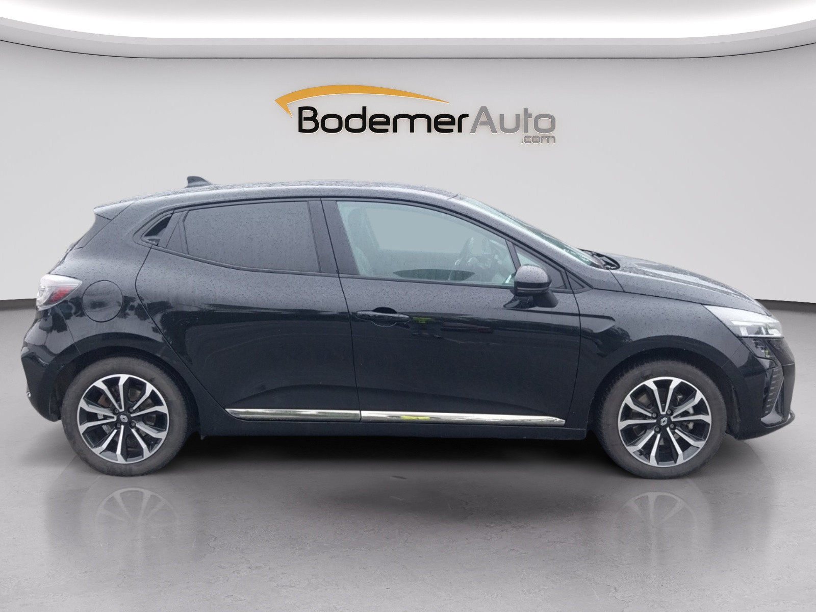 Vente en ligne Renault Clio 5 Clio E-Tech full hybrid 145 au prix de 17 990 €