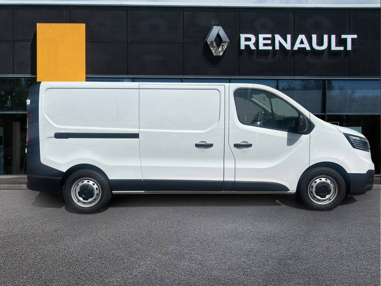 Vente en ligne Renault Trafic 3 Fourgon TRAFIC FGN L2H1 3000 KG BLUE DCI 130 au prix de 21 490 €